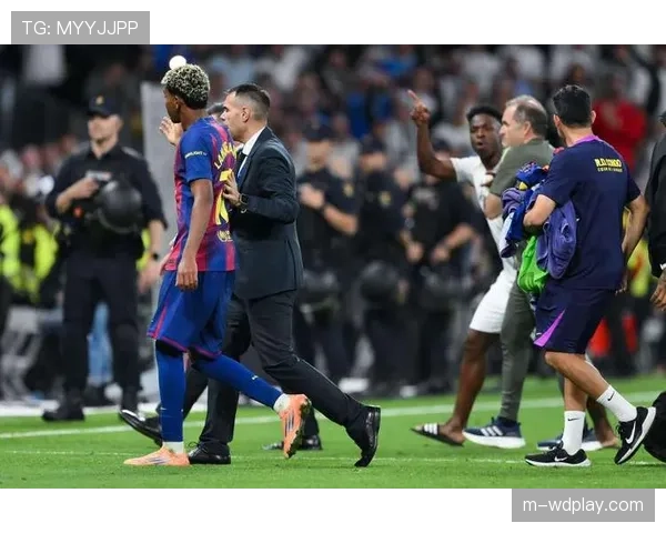 西班牙国家德比爆发冲突,巴萨中场加维因防守动作过大被直红罚下 西班牙国家德比爆发冲突,巴萨中场加维因防守动作过大被直红罚下